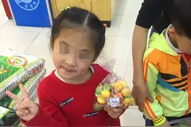5岁女儿拿果冻忘付钱，被超市要求10倍赔偿，爸爸做法让人称赞图片