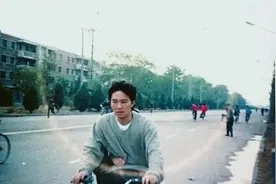 周星驰自行车后座上，藏了26年的姑娘……图片