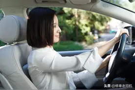 轻踩油门和猛踩油门，哪个更伤车？答案你想不到图片