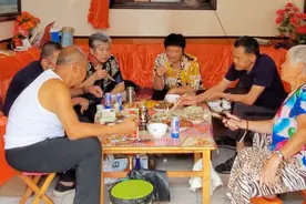 62岁弟给87岁哥送礼，晒朋友圈火了，网友：弟家有矿！兄弟情深呀图片