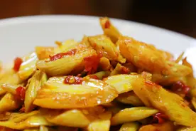 老广的味道：开胃、消荤解滞的芋蒙炒糟辣椒，教你怎么处理鲜芋蒙图片
