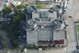德国防空塔不是开玩笑的，25吨炸药炸不动，现在变成了旅游景点图片