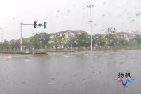 中考数学科目雨中开考 扬州市“暖心”护考图片