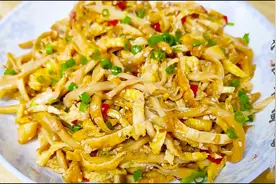 天凉也能吃凉拌菜，杏鲍菇鸡蛋丝拌一起，上桌三分钟吃光，太馋了图片