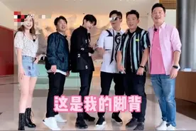 跑男古风造型：baby俏丽胡可清爽，望着蔡徐坤说笑的女孩成焦点图片