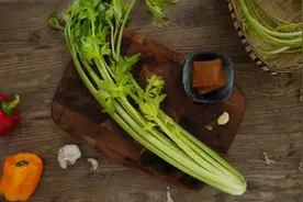 芹菜，香芹，西芹，水芹，粉芹到底有什么区别？图片