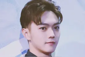 许凯的腹肌，易烊千玺的腹肌，看到黄明昊：不是画出来的吧？图片