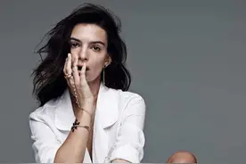 最火内衣女模艾米丽·拉塔科夫斯基的街拍风格：西装露脐夏季风图片