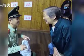 国庆节奶奶偷偷探望执勤孙子，怕影响工作不愿上前合照图片