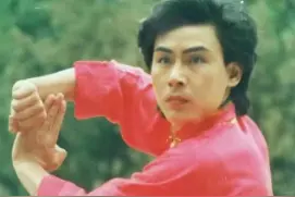 李连杰对手，甄子丹师傅，武坛唯一十连冠，却被三小伙打进医院图片