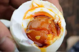 腌咸鸭蛋，只用盐和酒可不行，多加这1物，鸭蛋个个起沙流油图片