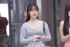 身材微胖的姑娘，灰色两件套裙子搭配尖头细跟鞋，展现气质美图片