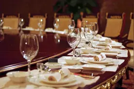 把酒当水喝的外国人，为何遇到中国白酒后的态度是这样呢？图片