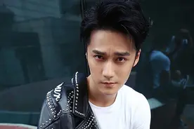 蒋劲夫又有艳福，健身房疯狂撸铁，萌妹子全程陪伴拍摄图片