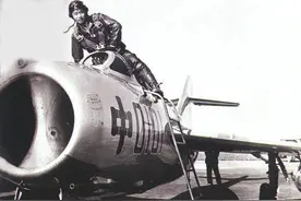 歼5首飞65周年｜首款国产喷气式战斗机 3分钟干翻美重型二代机图片