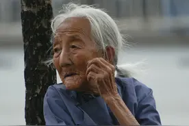 八十岁乞讨母亲：儿啊，我不想为难你图片