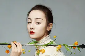 迪丽热巴花箭封面，清冷飒爽搭配红唇与金属环编发，表现力绝了图片