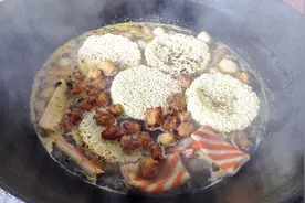 安徽阜阳：方便面新吃法！这样煮一人吃一盆，比火锅都爽