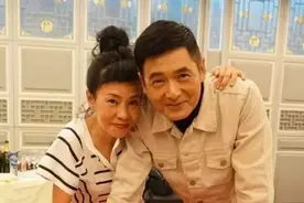 周润发宠妻细节上热搜！结婚34年无儿无女，网友却说：真羡慕图片