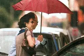 李嘉诚红颜知己罕曝近况，59岁身材纤细不露富，坐拥百亿今仍未婚图片