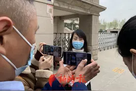 焦作女教师姚燕燕的抗争路：从质疑职称评选不公到自证未撒谎图片