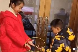 7岁舅舅给12岁外甥女发过年红包，一个敢给一个敢接，场面太逗了图片