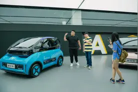 上市才2天的新宝骏E300，可自动泊车，配隐藏门把手，6.48万起卖图片