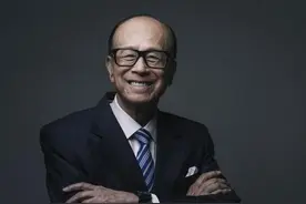 李嘉诚身家千亿风光无限，弟弟穷困潦倒，他为何从来不救济弟弟？图片
