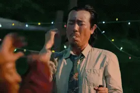 于和伟：母亲45岁生他，喝大姐奶水长大，年近半百靠着蹦迪火了图片