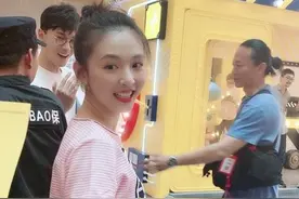 张雨剑吴倩带女儿出游，夫妻俩勾着手指十分恩爱，一家三口超幸福图片