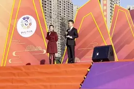 阎维文得意门生回山东，与央视主持朱迅同台，被指不如大衣哥出名图片