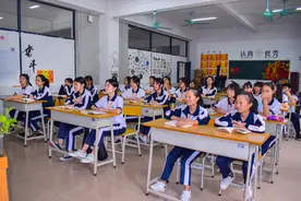班主任调换座位的“小套路”，和学生成绩有关系吗？家长需要了解图片