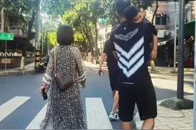 李小萌晒全家福庆中秋，疑暗示二胎性别，王雷抱熟睡儿子超有爱图片