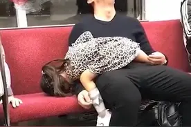 爸爸带孩子图鉴，果真是“活着就好”，盘点爸爸带娃的惊险瞬间图片