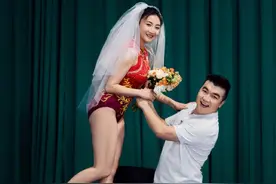梁超与妻子在体操馆拍婚纱照，何雯娜动作轻盈身材较好图片