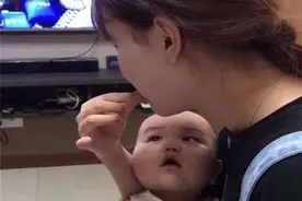 小姨带娃有多野？一口吃掉孩子棒棒糖，网友调侃：小姨跟宝宝有仇图片