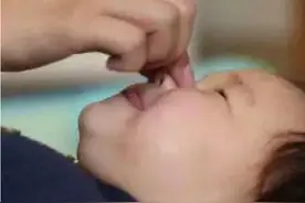 从小给孩子“捏鼻梁”，长大后鼻子会不会“变高”？父母知道为好图片