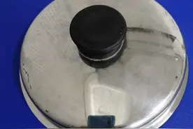 郑爽做化学实验上瘾？浴室改成实验室，不锈钢锅盖都被腐蚀洞穿图片