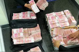 上海银行被怒斥狠批！百万粉丝大V取现500万后，满满装三大箱搬走图片