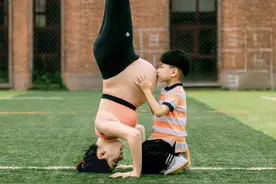 刘璇晒“高难度”照片，挺大孕肚“倒立+劈叉”，网友沸腾：硬核图片