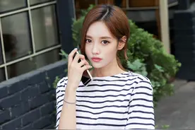 时尚写真：休闲女友斑马条纹T恤图片