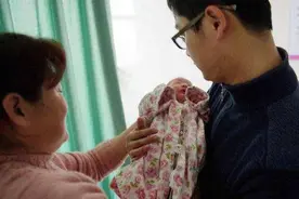爷爷姓“马”，给宝宝取名“清风”，护士手误打错妈妈却拍手叫好图片
