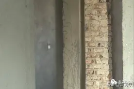 收房遇到堵心事儿，墙体一捅就掉渣…图片