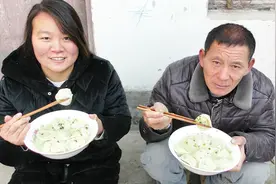 安徽阜阳：用方便面包饺子你吃过吗？一人一盆，比肉馅都香