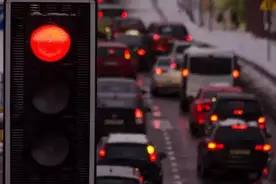 等10分钟红灯都没有变，车主过去算闯红灯吗？交警给出答案图片