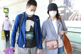 海清儿子这么大了！母子手拉手像小情侣，14岁“蛋妞”一脸学霸样图片