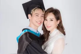 55岁亚姐晒儿子毕业照，离婚后独自养仨孩子，前夫不给一分赡养费图片