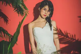 沫子年龄遭质疑，无奈用4张校园JK照回应，水友：电竞富婆实锤图片