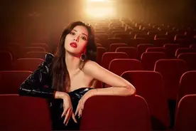 金泫雅的红唇搭配实在妖艳，电眼卷发配酥肩，这大片质量杠杠的图片