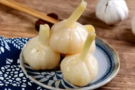 腌糖醋蒜，别只会放糖和醋，记得多放1味料，口感酸甜嘎嘣脆图片